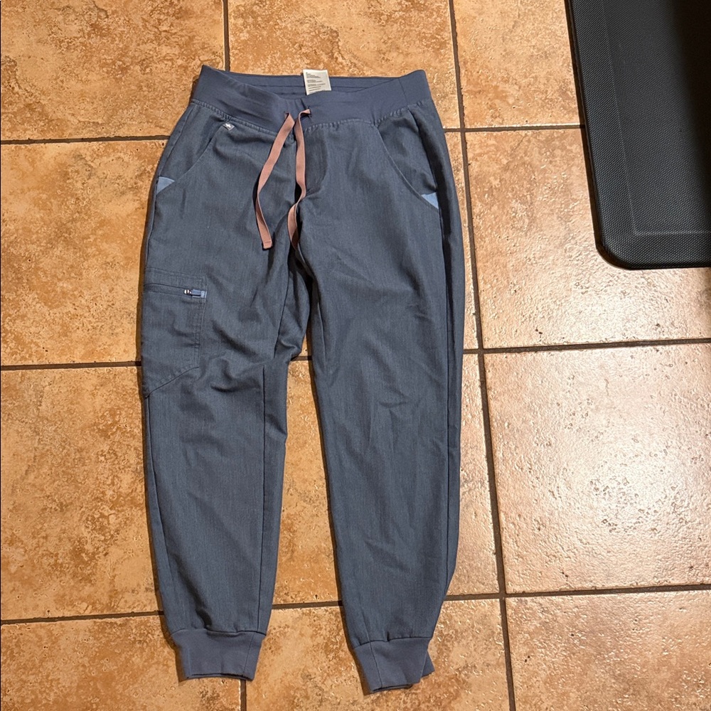 Figs women’s Joggers with Pink Drawstring